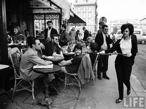 vintage bandw three friends at a paris cafe - 30 Fascinating Vintage Photographs .